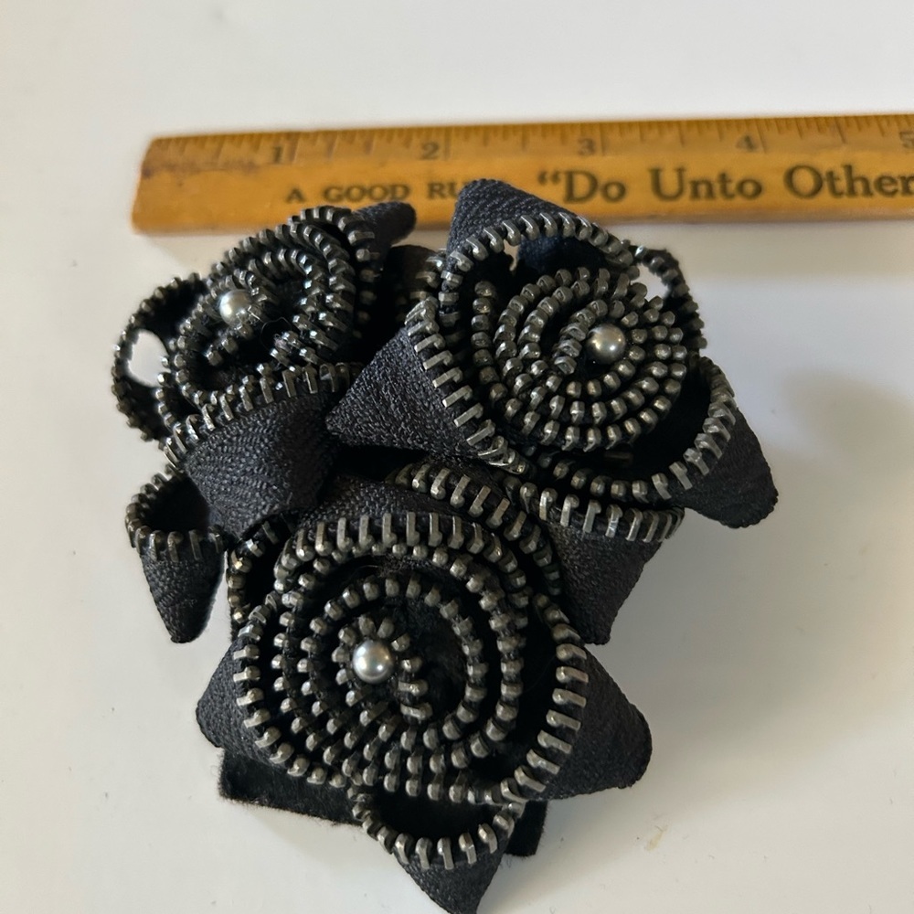 Goth Zipper Roses Brooch - Picture 4 of 7